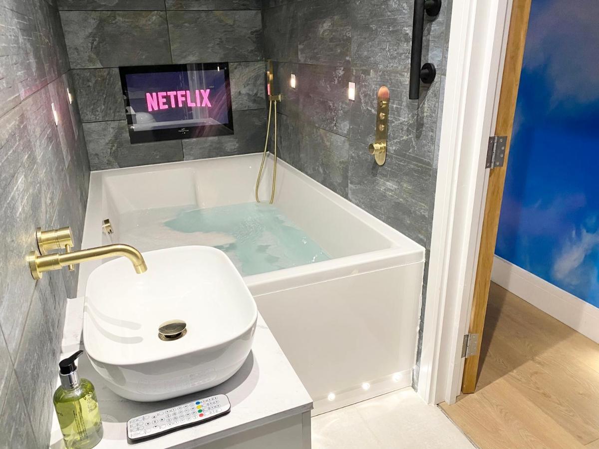 Cloud9 Guest House - By Coastline Retreats - Newly Renovated, Beautiful Ensuite Rooms Near Seafront In Town Centre, Netflix, Superfast Wifi, Communal Kitchen Bournemouth Ngoại thất bức ảnh